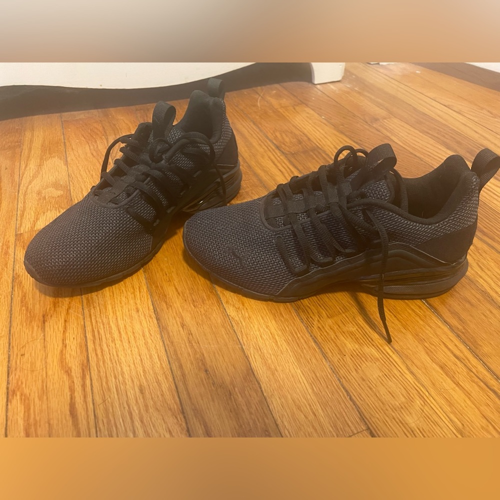 Boys puma sneakers size 6.5c